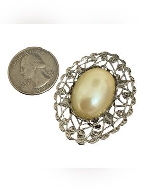 ✨🦢Vintage Women’s Silver Opal Filigree Scrollwork Border Brooch Pin
